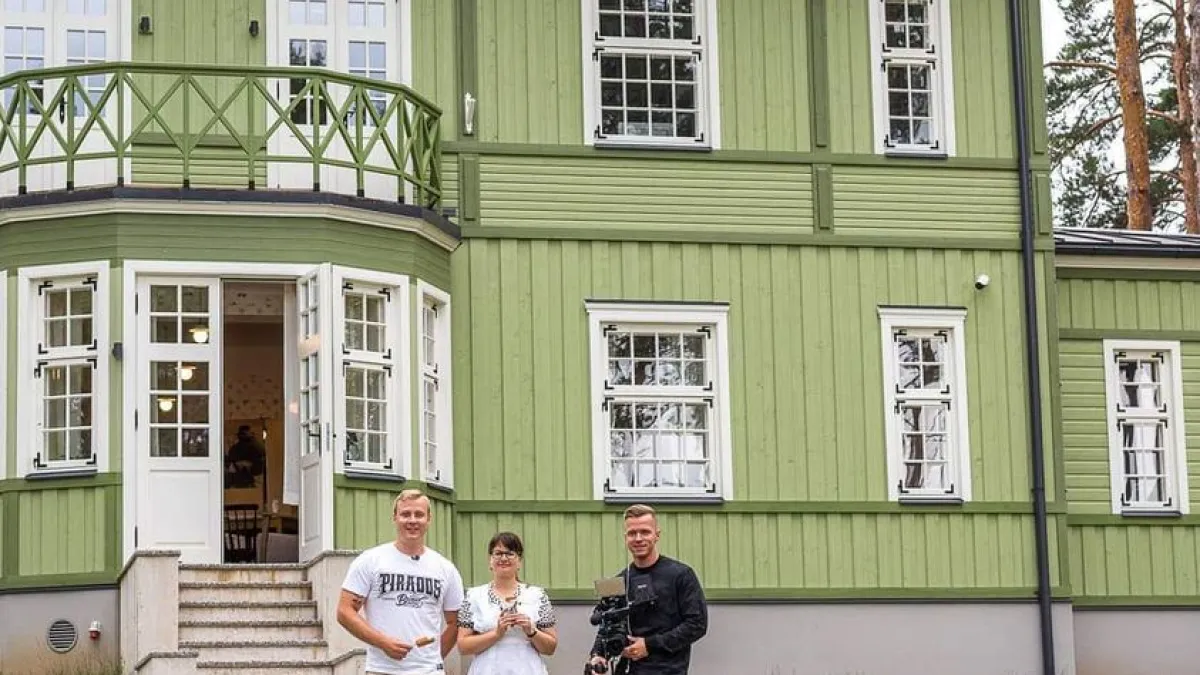 Reegi maja fassaad Kanal 2 meeskond kaugtööl Värskas. Foto: Reegi Maja